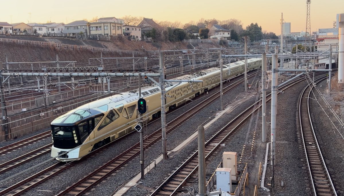 夕暮れの中を走るTRAIN SUITE四季島