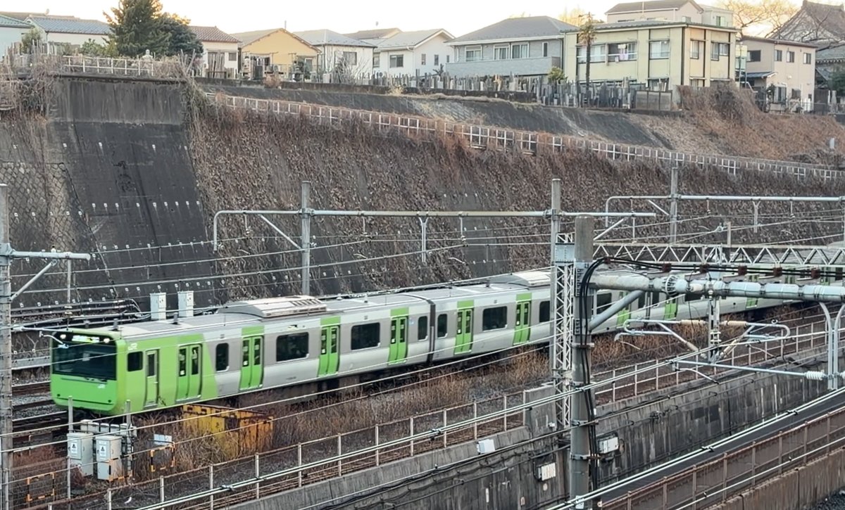 下御隠殿橋から見下ろす山手線の復刻ラッピング編成