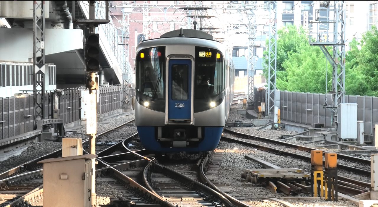 西鉄福岡（天神）駅に到着する3000形の特急