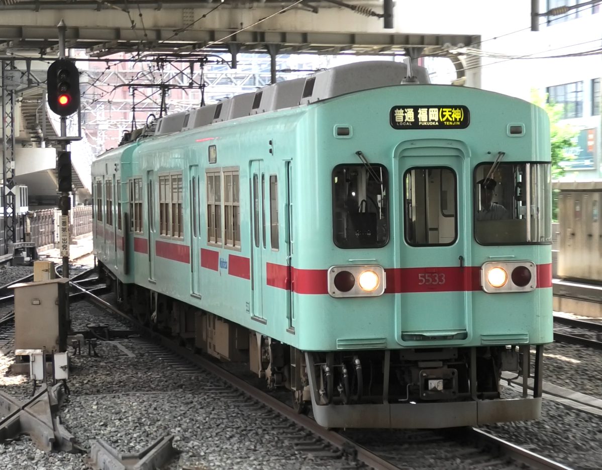 西鉄福岡（天神）駅のアイスグリーンの5000形