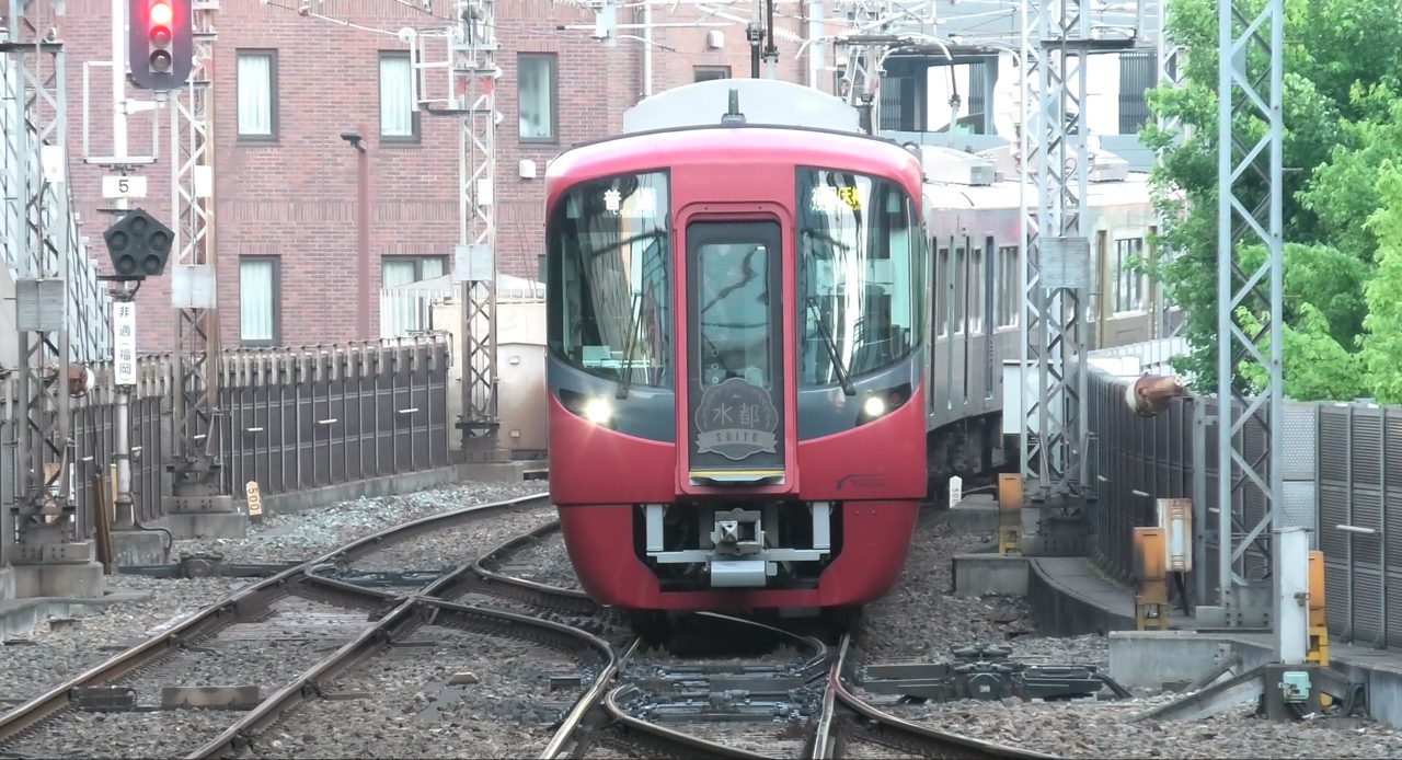 西鉄福岡（天神）駅に入る柳川観光列車「水都 SUITO」