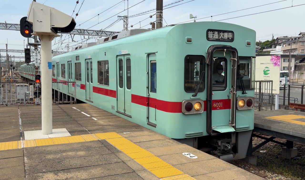 西鉄二日市駅のアイスグリーンの6000形（普通・大善寺行）