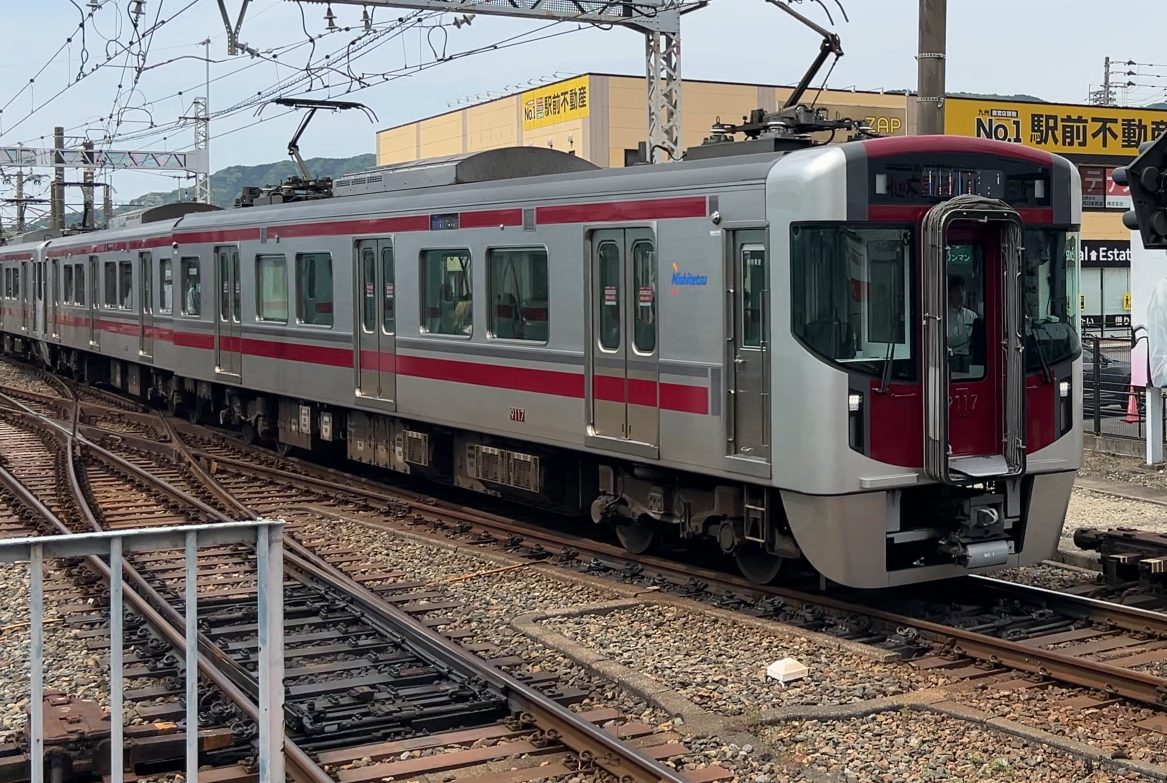 西鉄二日市駅のポイントを渡る9000形