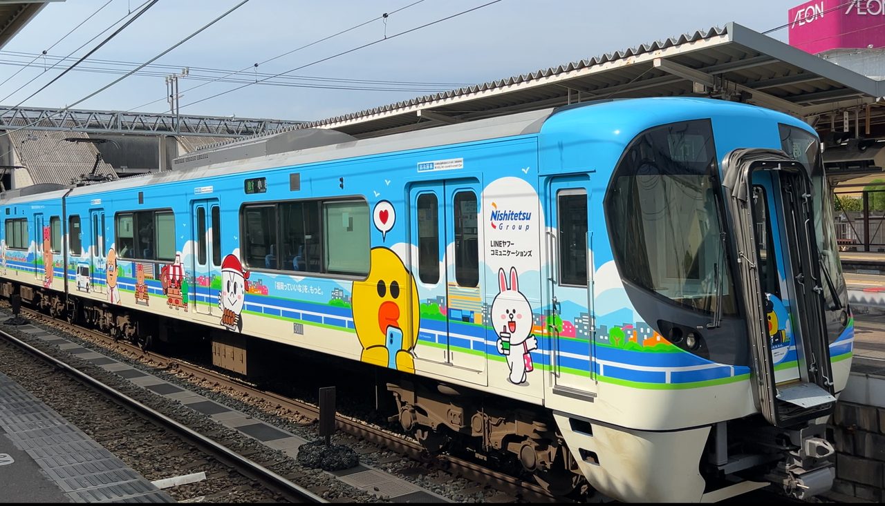 西鉄二日市駅のLINE FRIENDSラッピング電車（3000形）