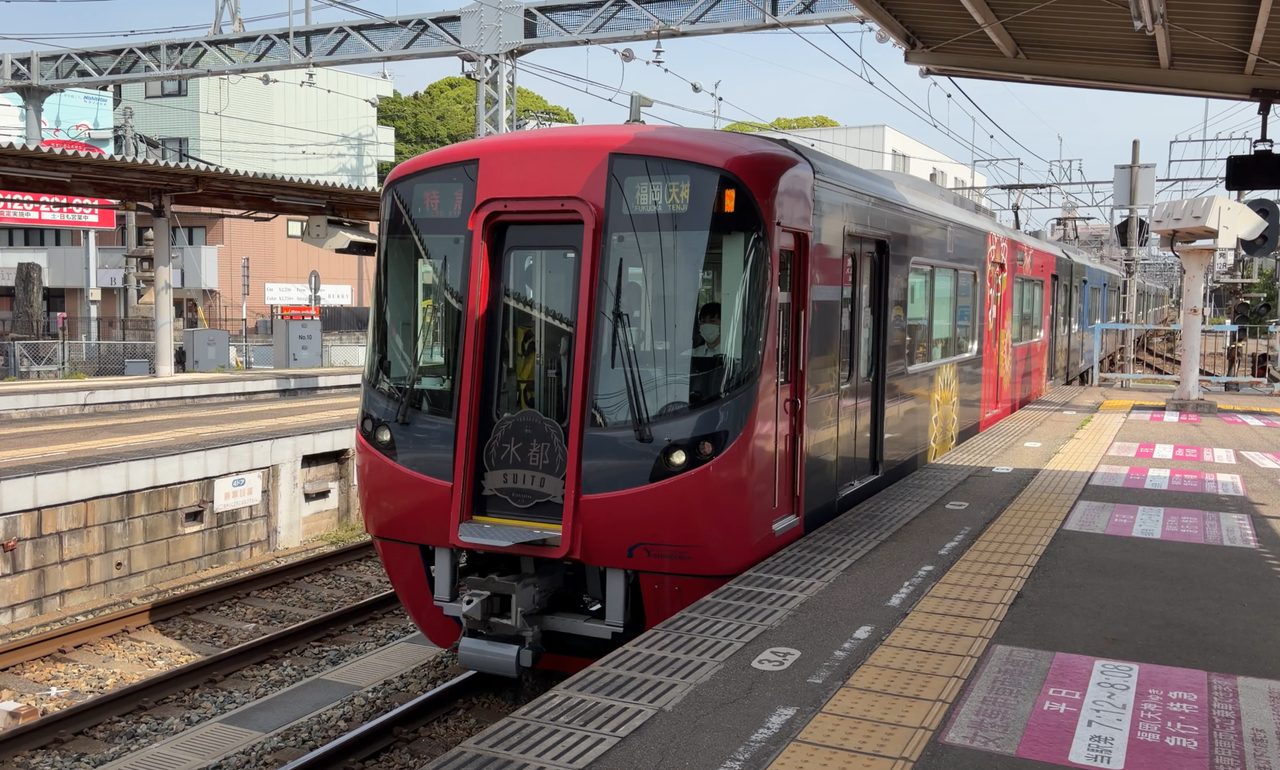 西鉄二日市駅に入る柳川観光列車「水都 SUITO」（特急・福岡天神行）