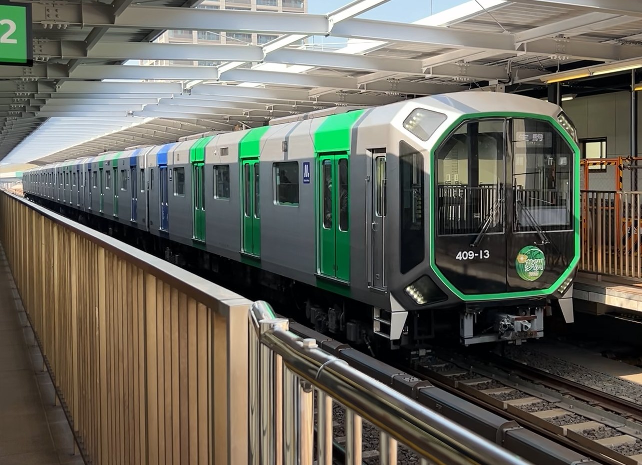 九条駅に入る大阪メトロ中央線の新型400系。緑と銀の近未来デザイン
