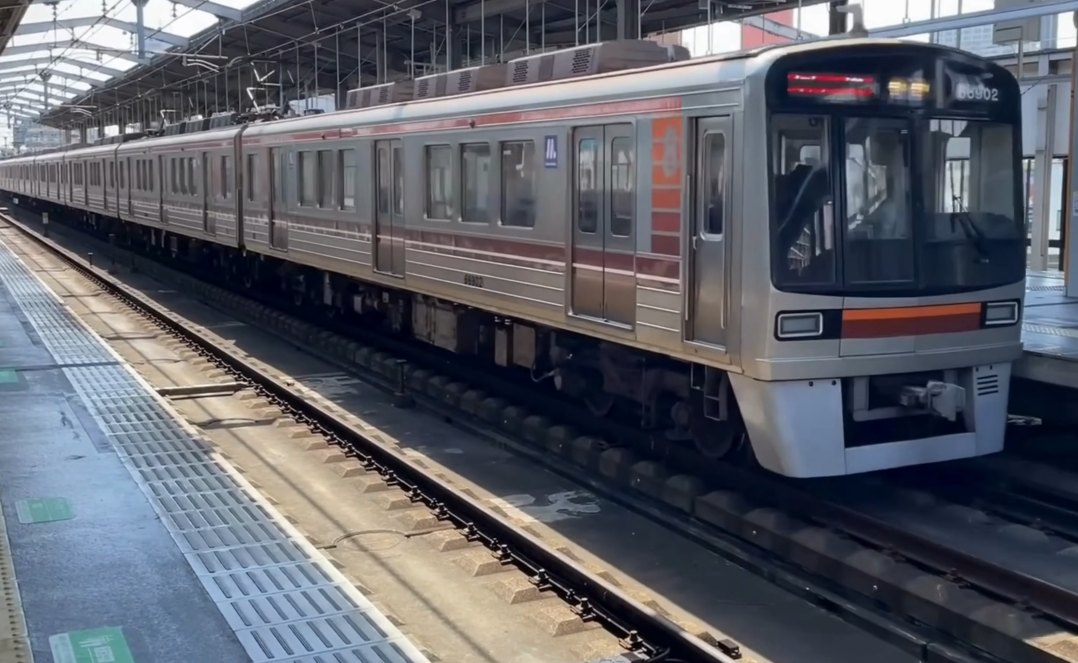 阪急線内の地上ホームに停車する大阪メトロ堺筋線66系