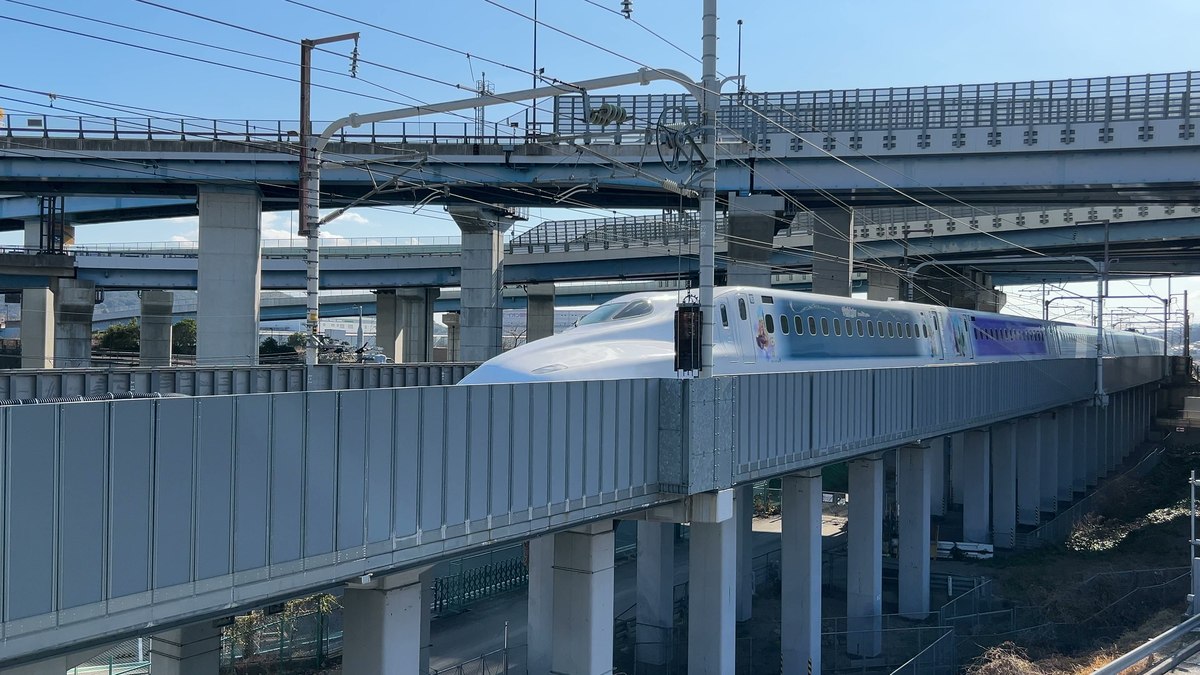 大山崎の歩道橋から見たディズニーのラッピング新幹線の先頭部