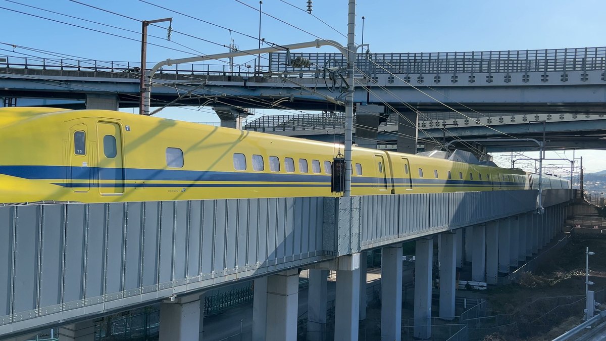 大山崎の歩道橋から目の前に見えるドクターイエロー（923形T5編成）。上に名神高速の高架