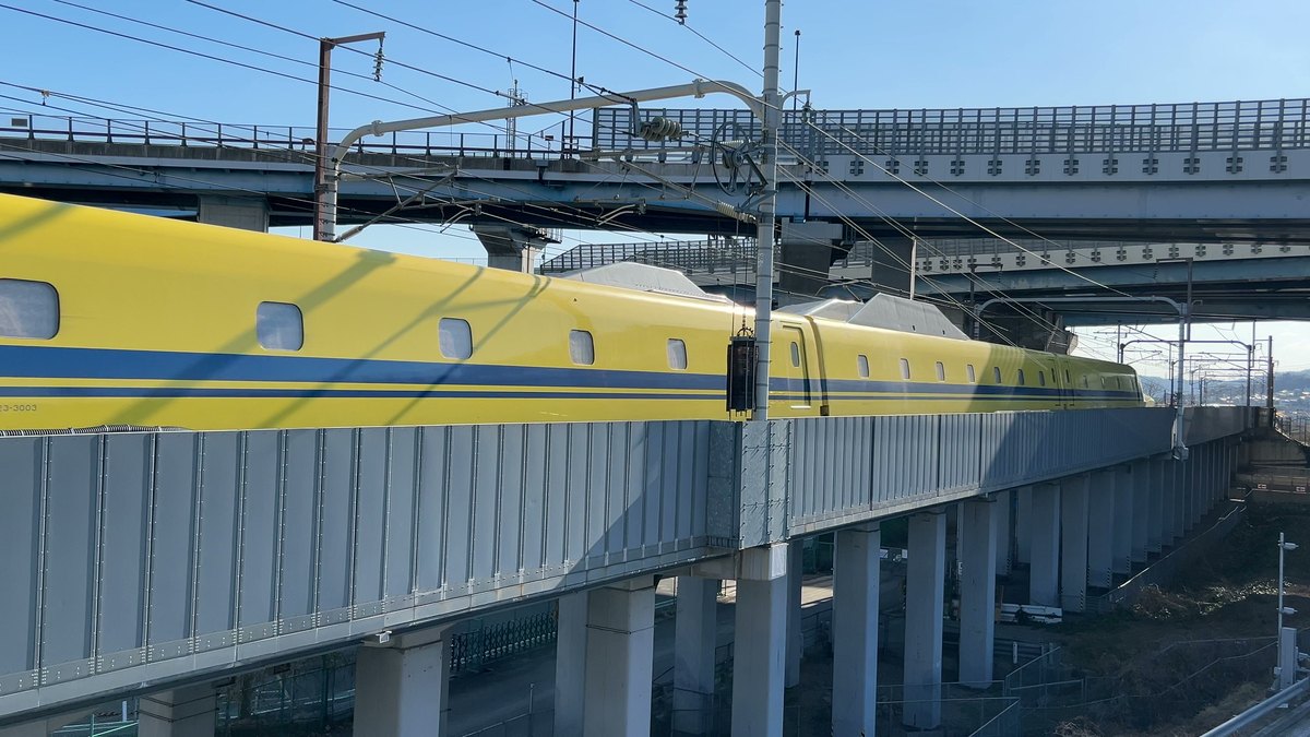 大山崎の歩道橋の目の前を通過するドクターイエローの側面