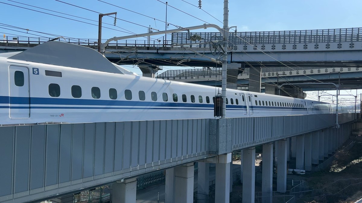 大山崎の歩道橋の目の前を通過するN700A