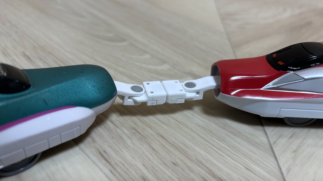 プラレールのはやぶさとこまちを磁石の連結器でつないだところ