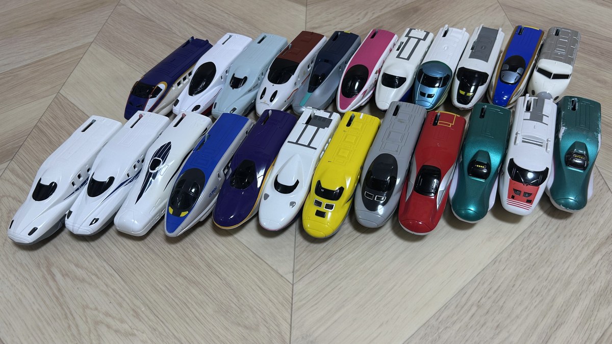 我が家のプラレール新幹線コレクション（約20車両を2列に並べたところ）
