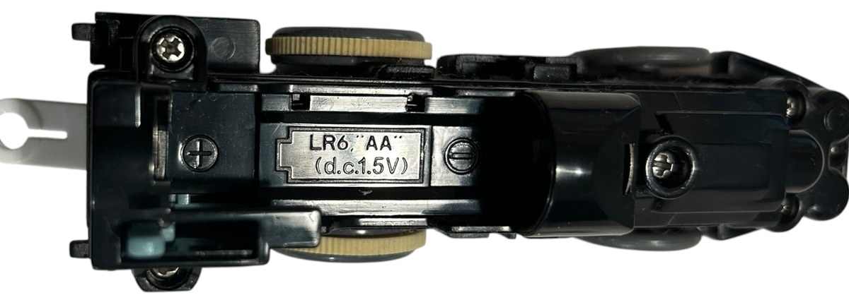 プラレールの動力車の裏ぶたに刻印された電池の表示「LR6, AA (d.c.1.5V)」