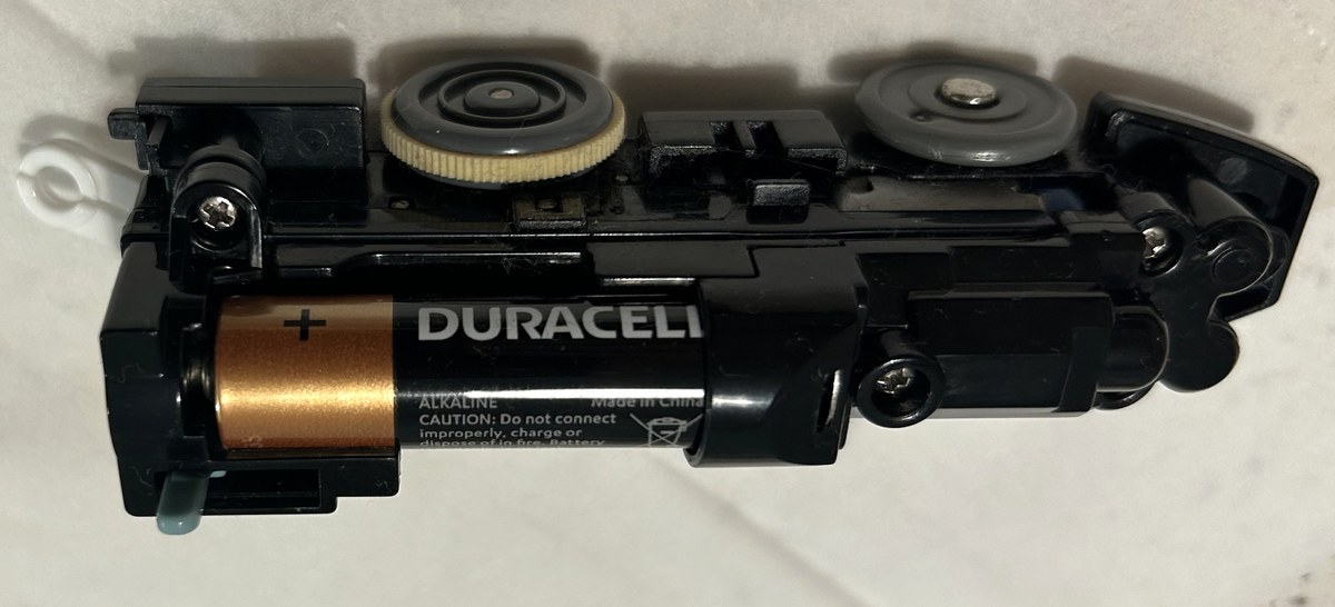フタを開けたプラレールの電池ボックス。単3形のアルカリ乾電池が1本入っている