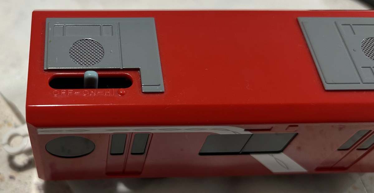 プラレール動力車の側面にある「OFF-ON-HI」の3段階スイッチ