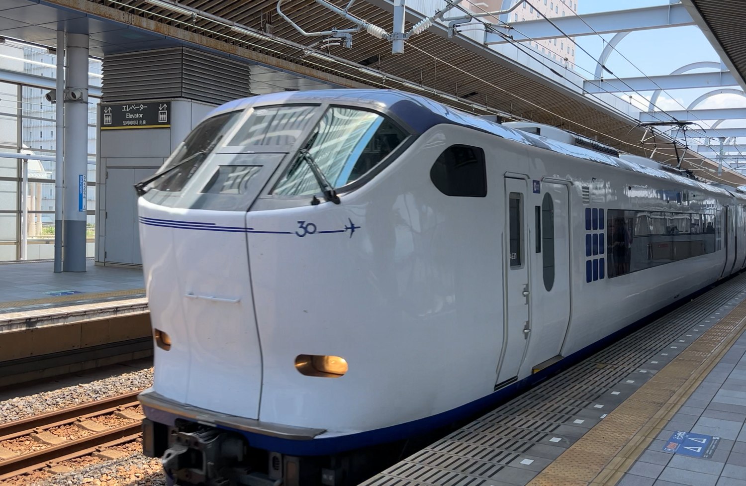JRの関空特急「はるか」（白い車体・281系）