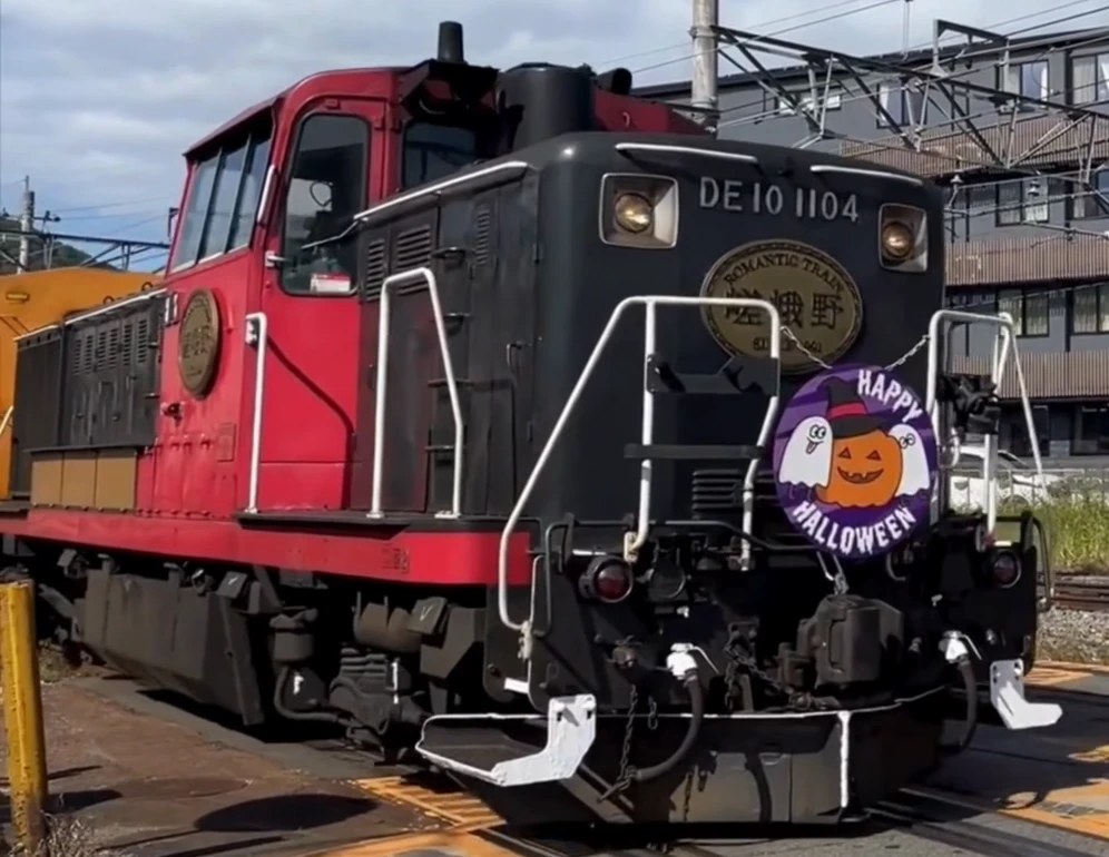 嵯峨野トロッコ列車の先頭のディーゼル機関車DE10 1104に付いた、かぼちゃとおばけの「HAPPY HALLOWEEN」ヘッドマーク