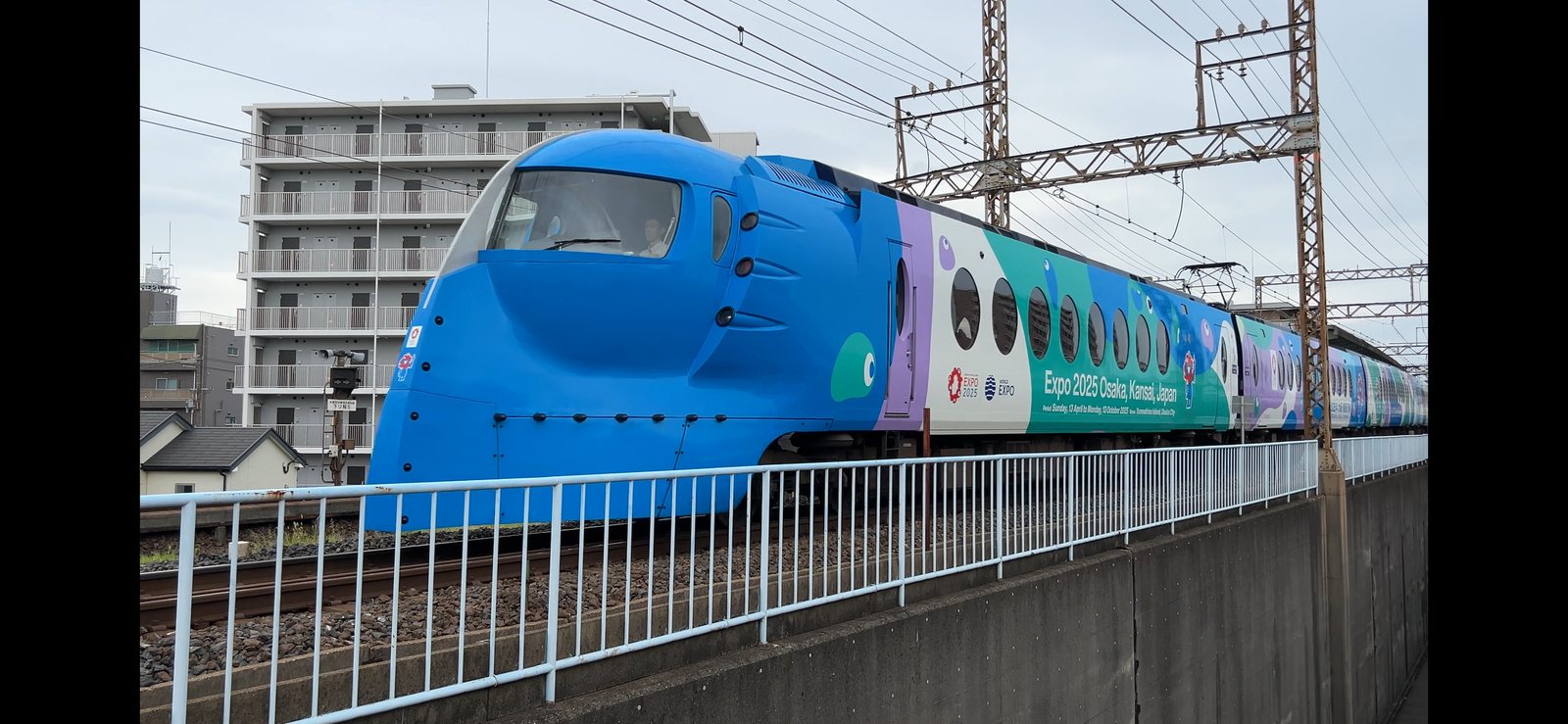七道駅のトレインビュースポットから見た南海ラピート（Expo 2025ラッピング）