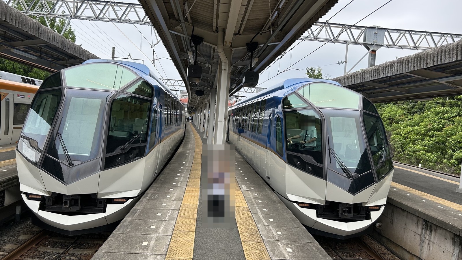 賢島駅のホームに2本並んで停車する近鉄の観光特急しまかぜ