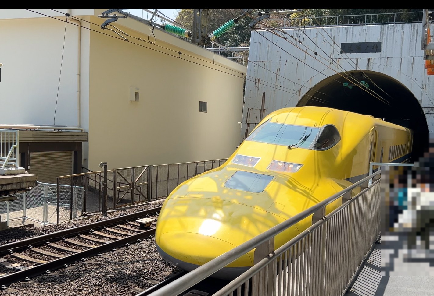 新神戸駅でトンネルから現れたドクターイエロー