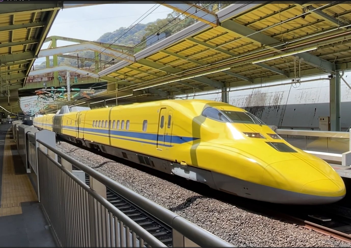 新神戸駅のホームに停車するドクターイエロー