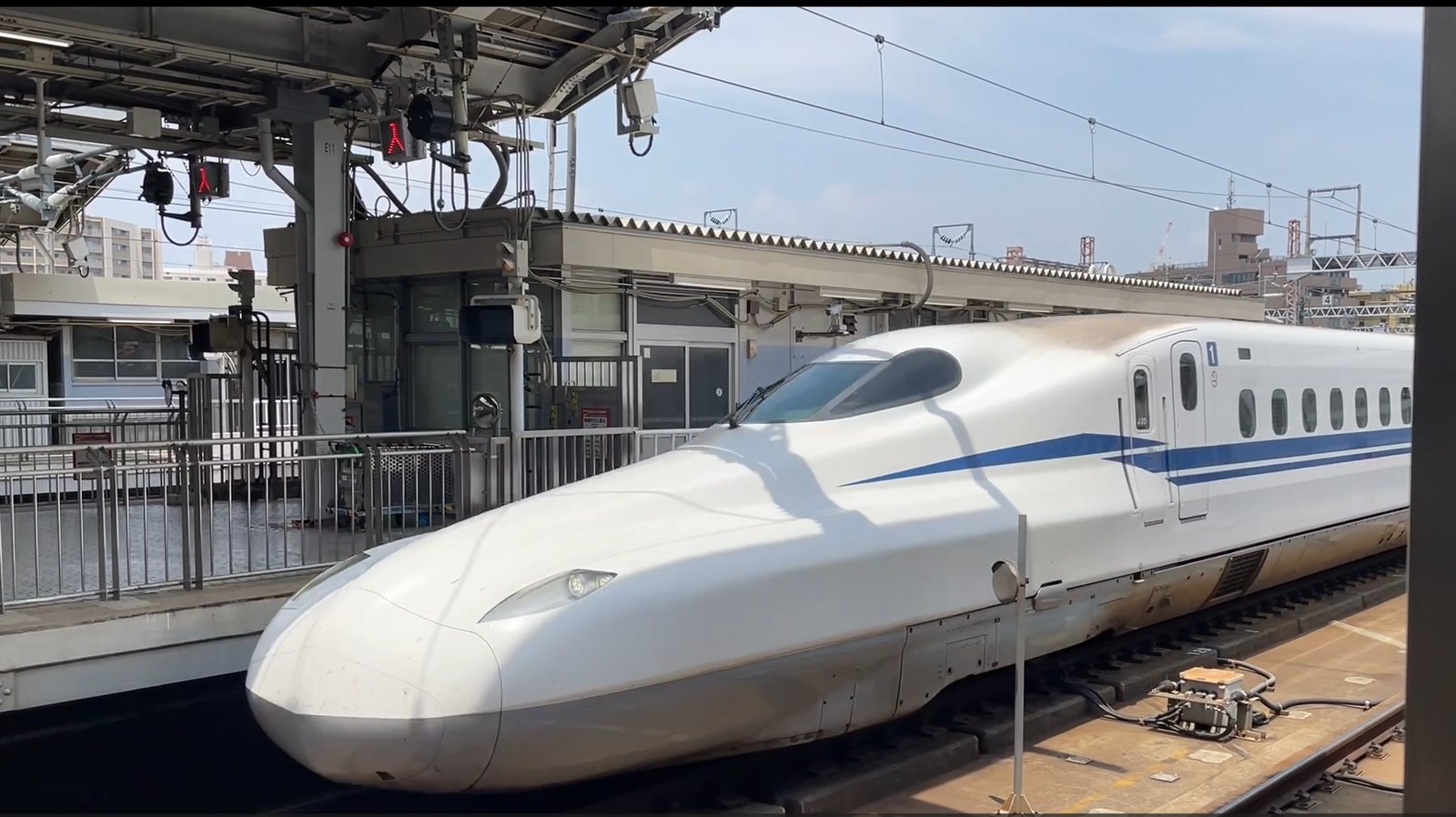 新大阪駅の新幹線ホームに入線するN700系新幹線