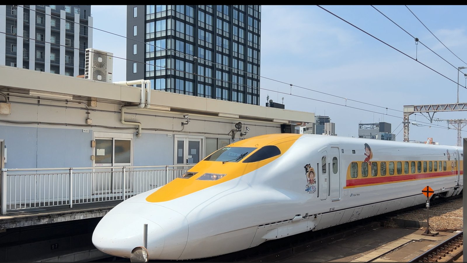 新大阪駅に停車するワンピース新幹線（ルフィのラッピング）