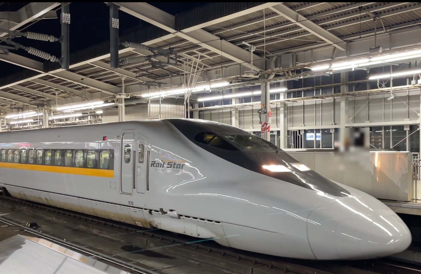 新大阪駅に停車する700系レールスター