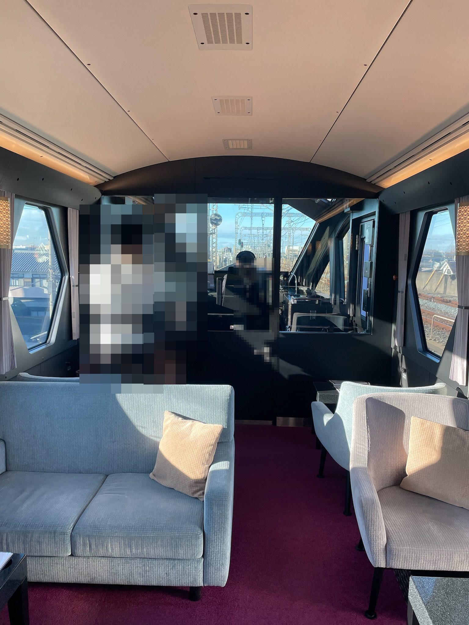 スペーシアXのコックピットラウンジ車内。ソファ席と運転席越しの前面展望