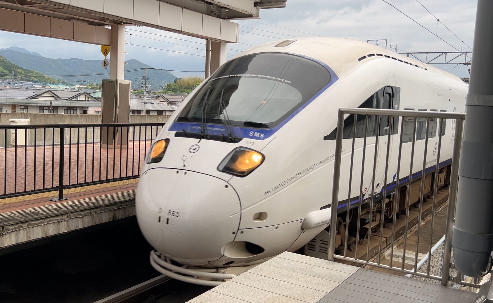 武雄温泉駅の在来線ホームに入る白い特急885系（リレーかもめ）