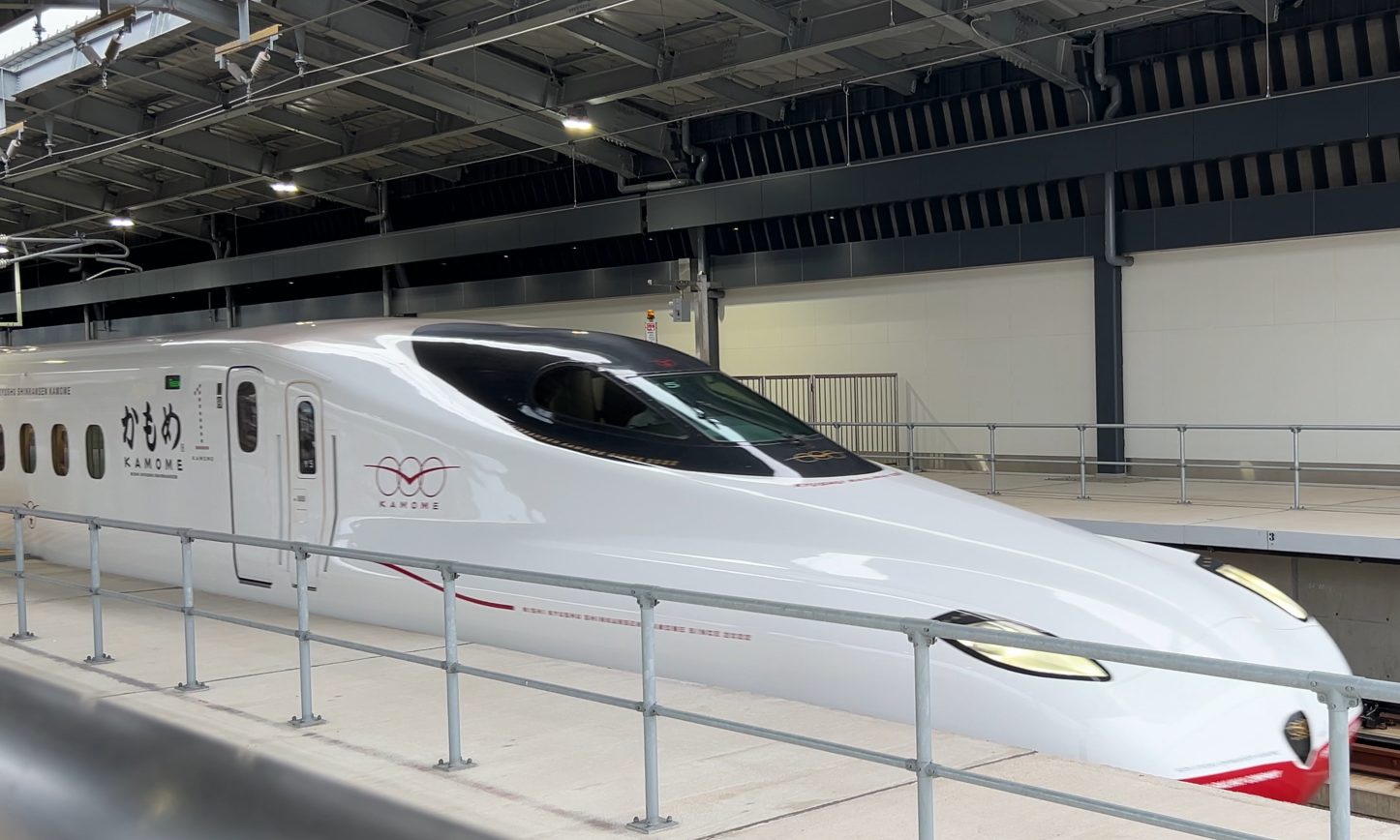 武雄温泉駅の新幹線ホームに停車する西九州新幹線「かもめ」（N700S・白い車体）