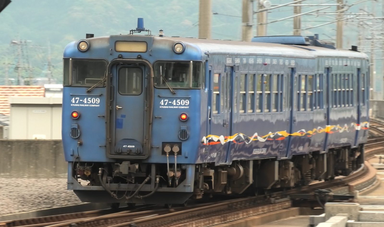 武雄温泉駅にやってくる青いラッピングのキハ47