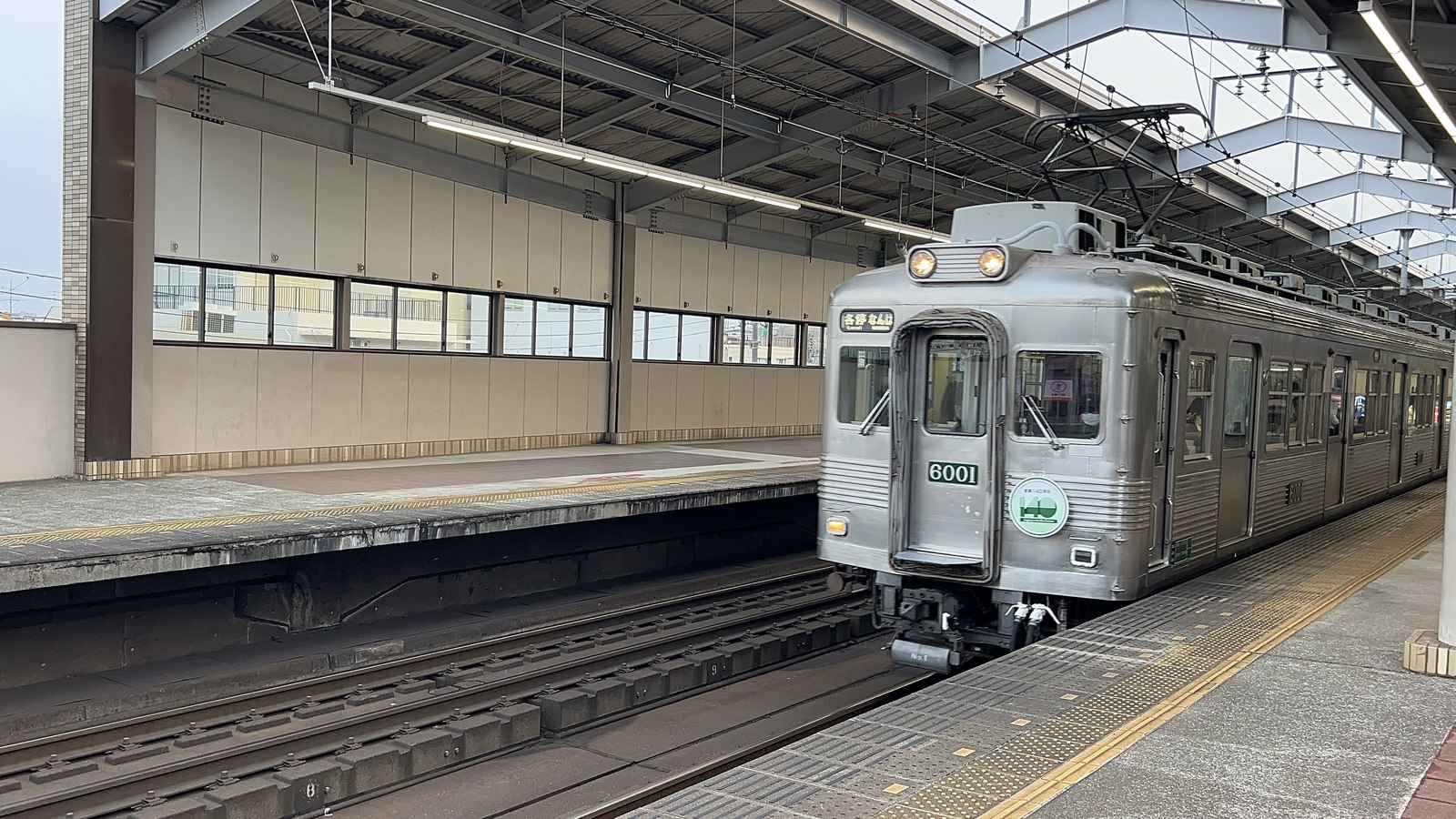 南海 天下茶屋駅のホームに入ってきた南海6000系（ステンレスの車体・各停なんば行き）