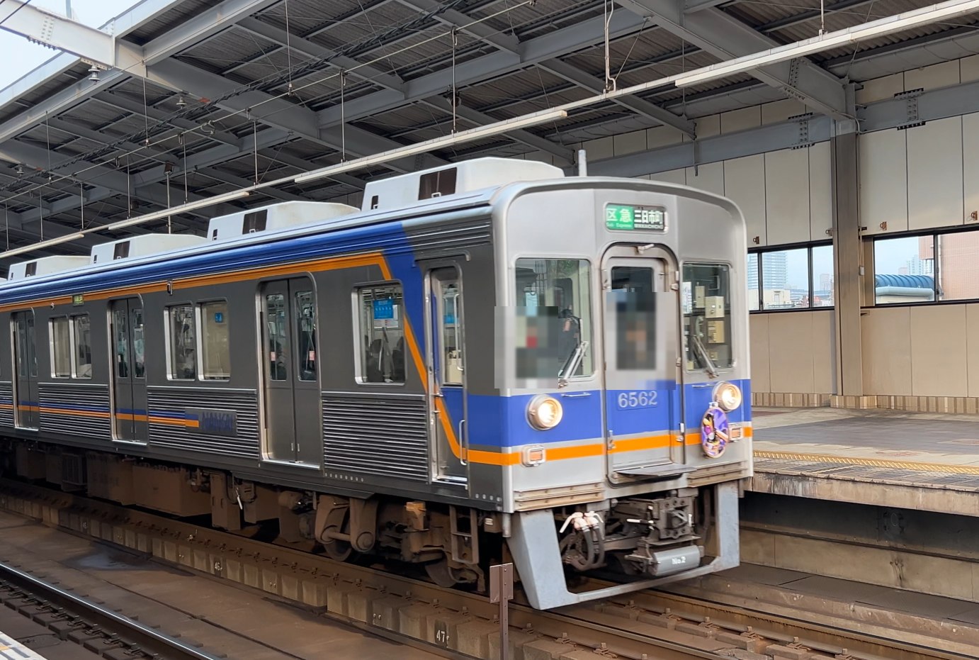 南海 天下茶屋駅に入る南海6200系（区間急行 三日市町行き）