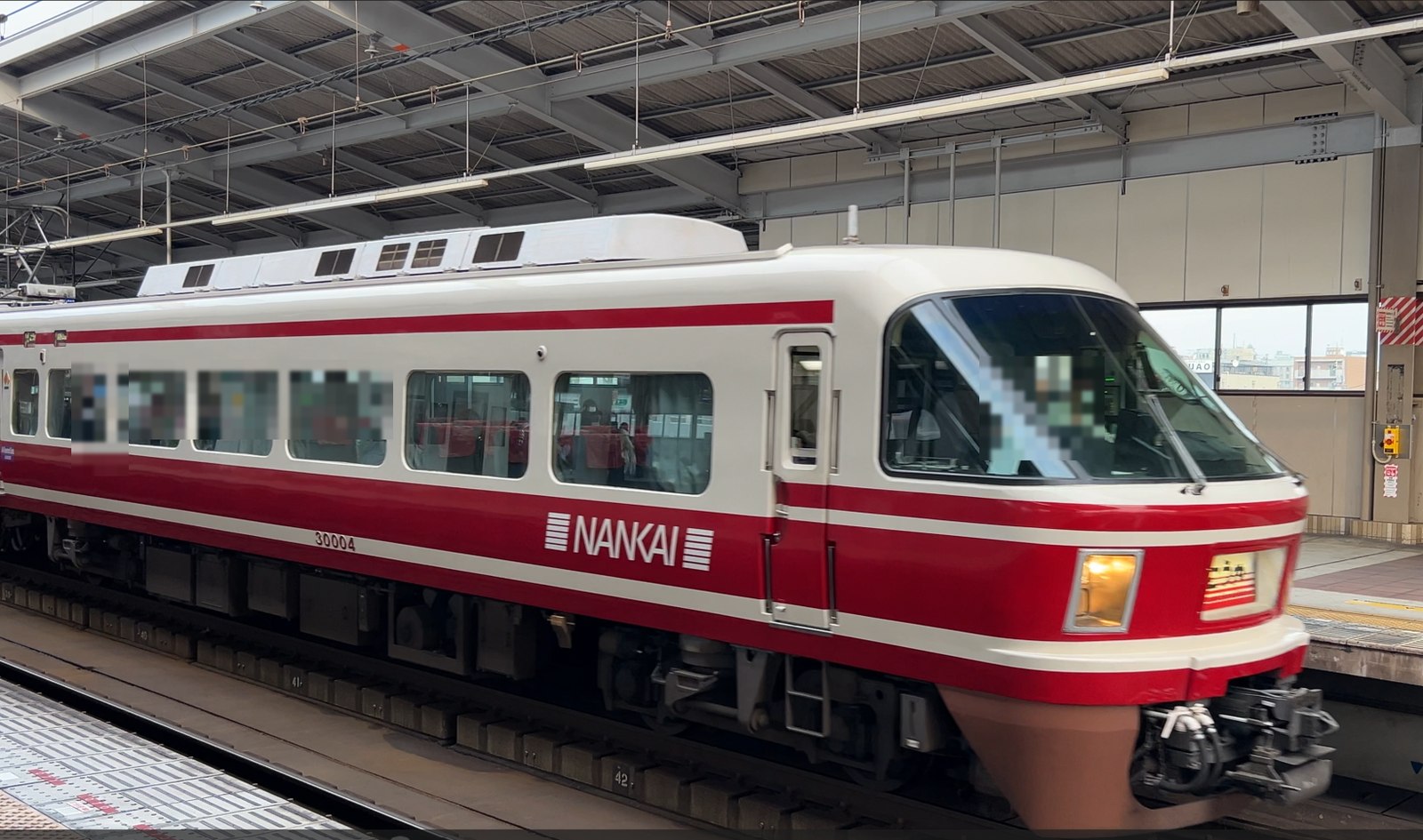 南海 天下茶屋駅に停車する特急こうや（赤と白の30000系）