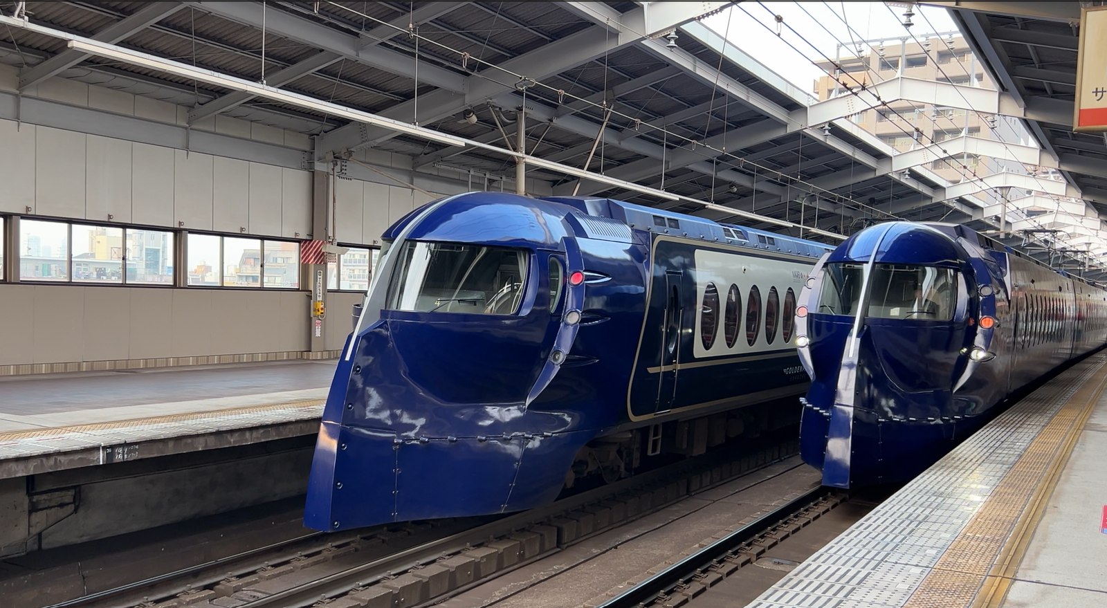 南海 天下茶屋駅に並ぶ2本の特急ラピート（濃い青の車体）