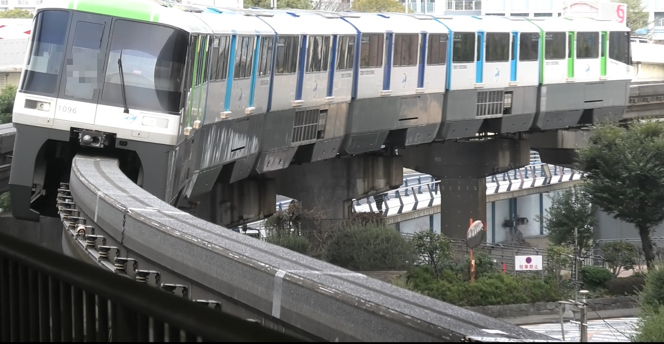 1本のレールにまたがって街の上をカーブして走る東京モノレール