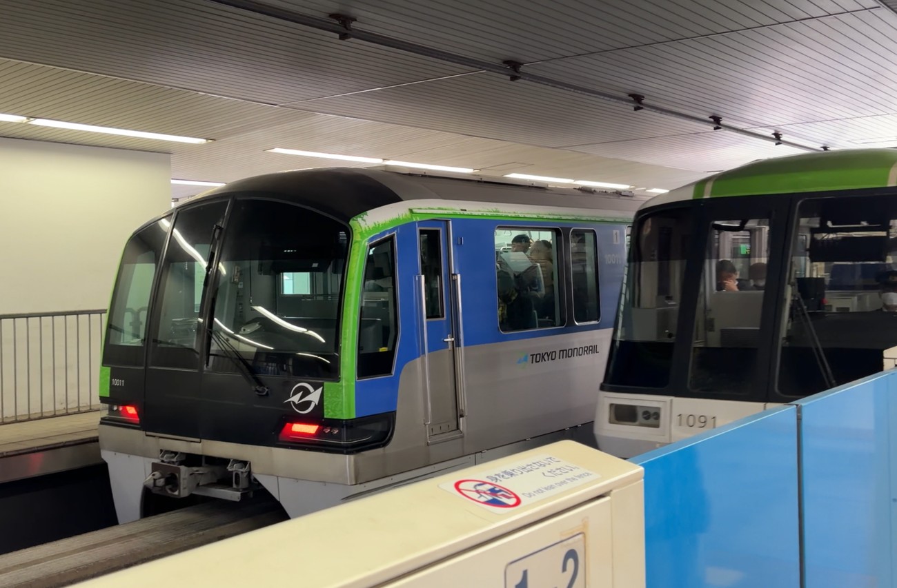天王洲アイル駅のホームに並ぶ東京モノレール