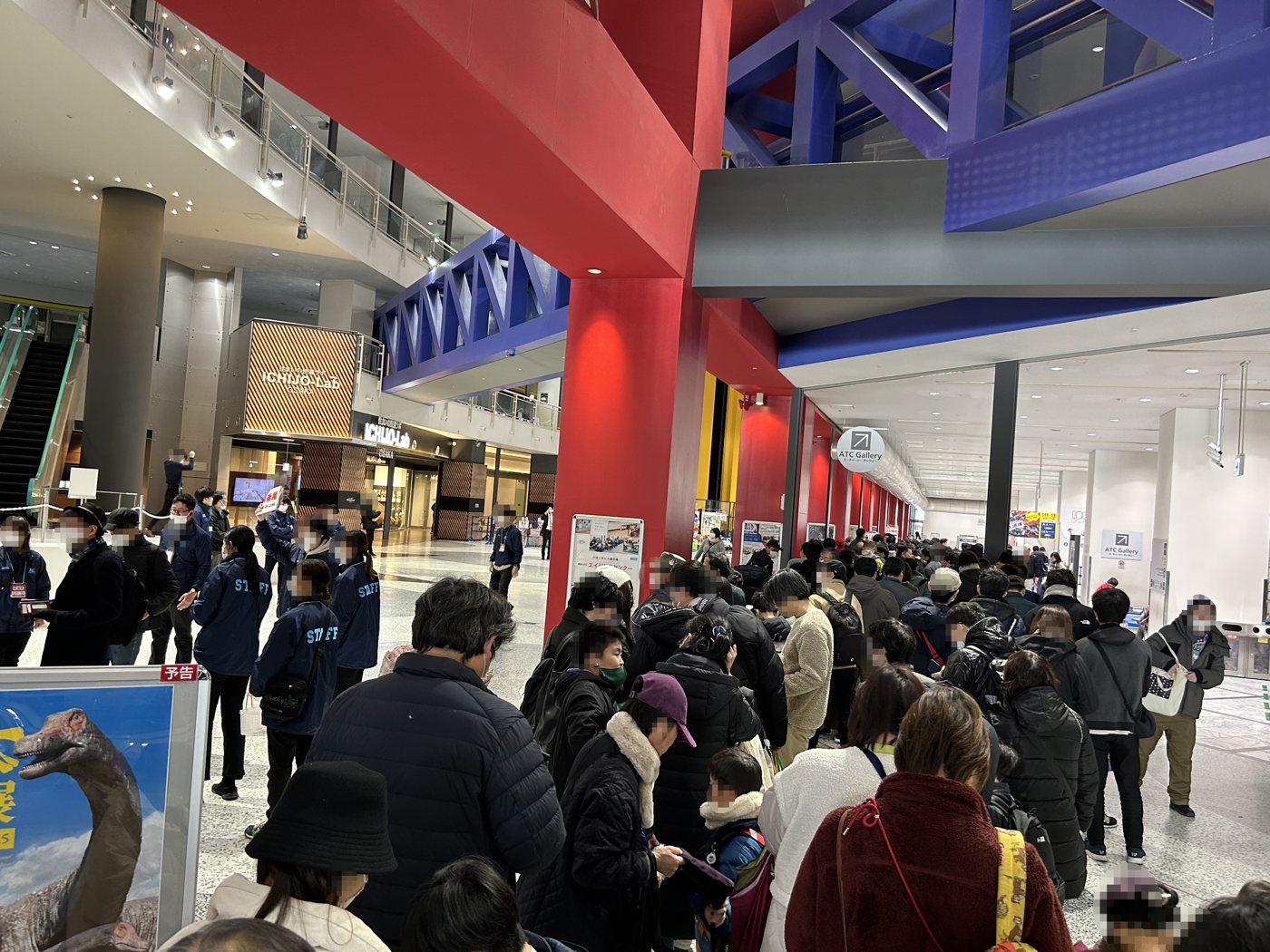 鉃道博の朝の入場待ちの行列。ATC Galleryの入口前に長い列ができている