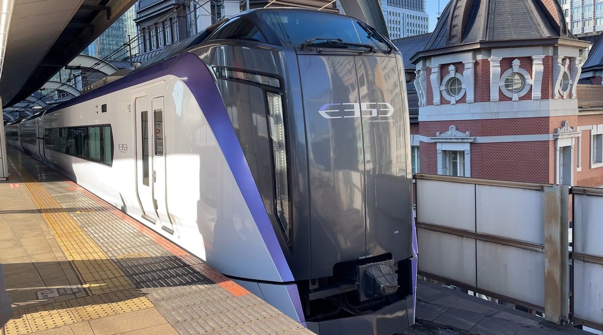 東京駅に停車中のE353系あずさと赤レンガ駅舎
