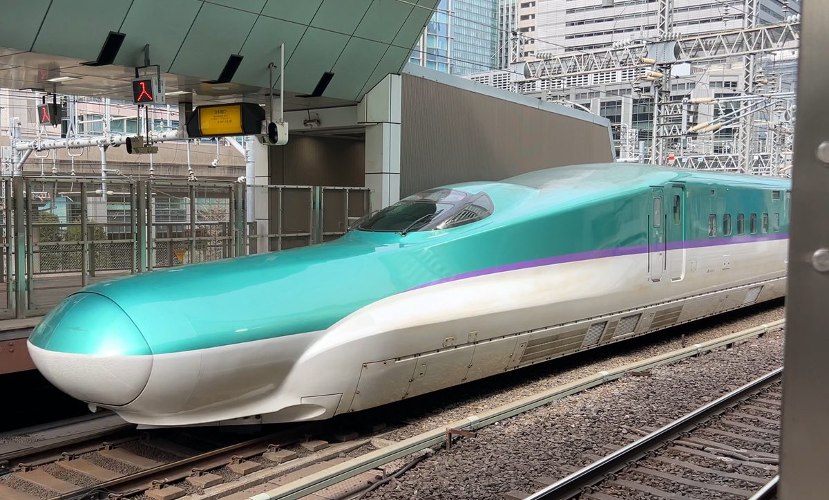東京駅に入線するH5系新幹線