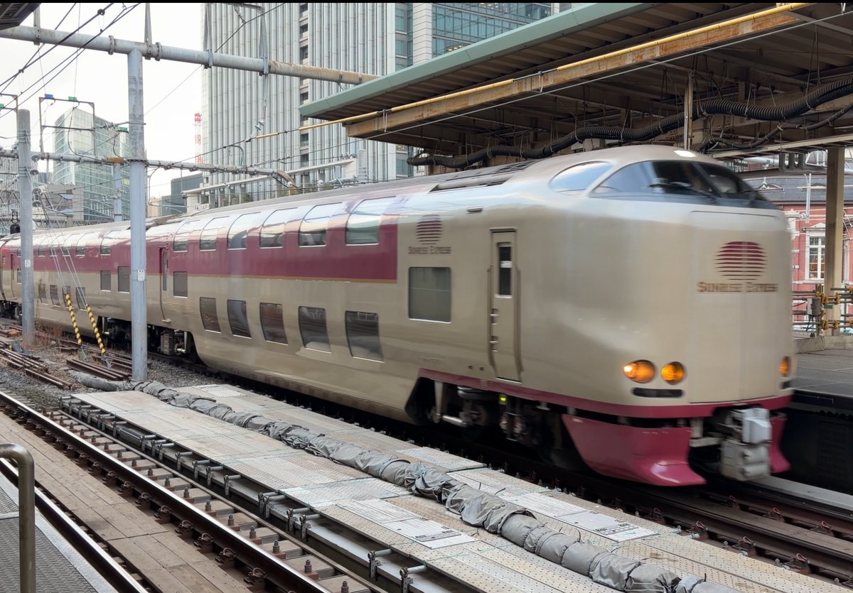 東京駅に到着したサンライズエクスプレス。背景に丸の内の赤レンガ駅舎