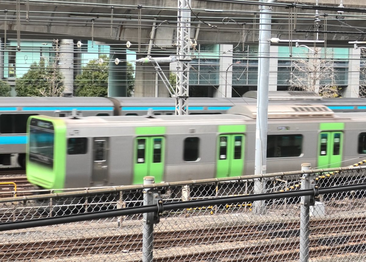 山手線E235系と京浜東北線E233系