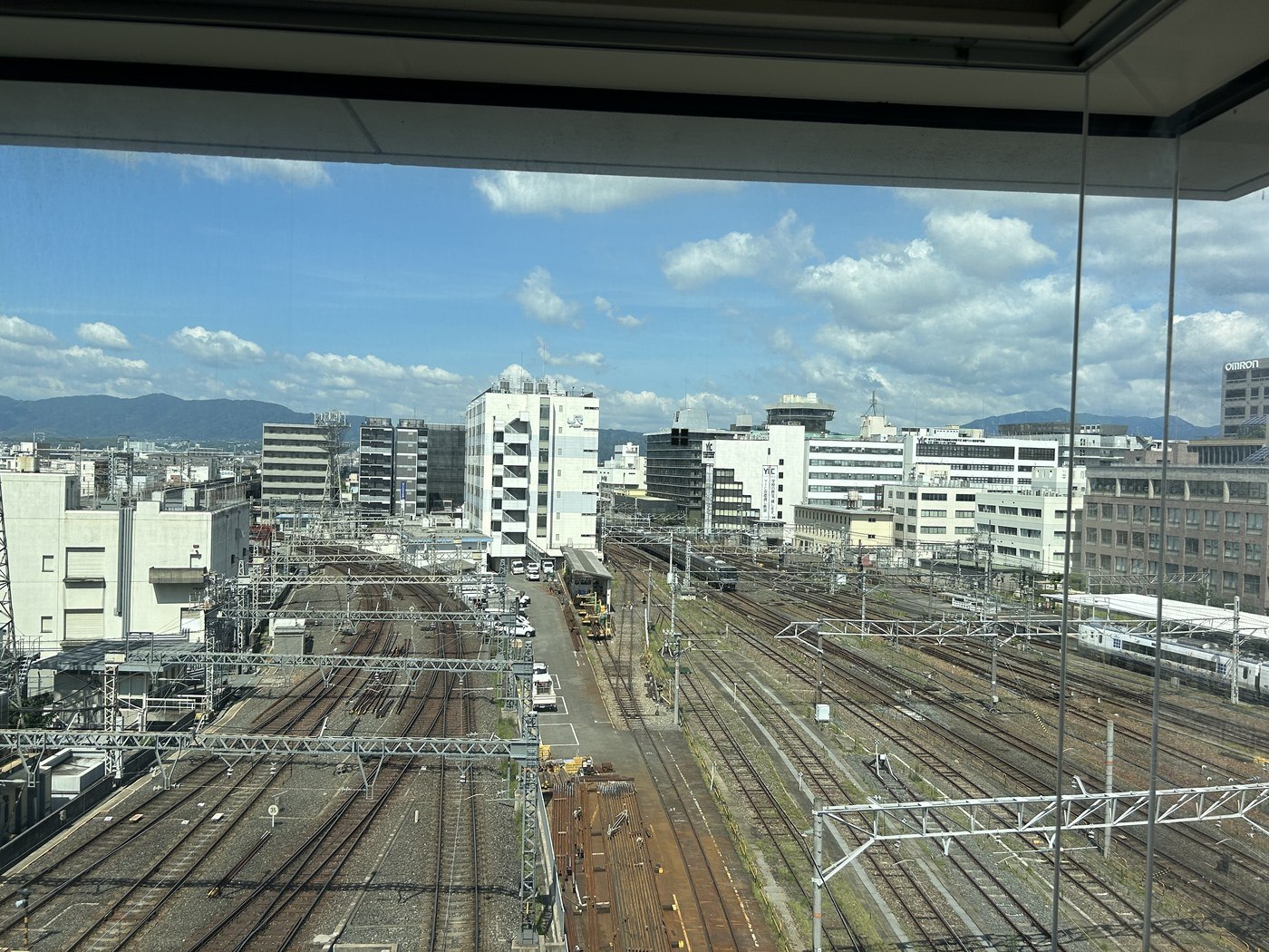 都シティ 近鉄京都駅の客室の窓から見下ろした京都駅西側の線路群。右手に特急はるかが走る