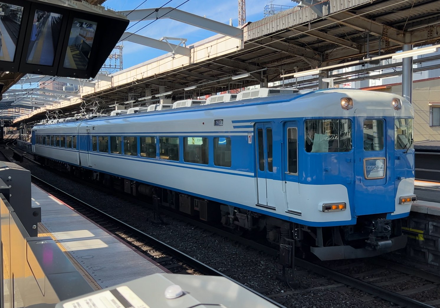 鶴橋駅に入ってきた近鉄の団体専用列車「あおぞらⅡ」（青と白の車両）