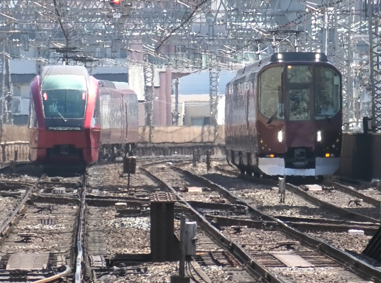 鶴橋駅で並ぶ近鉄特急（左：ひのとり、右：観光特急あをによし）