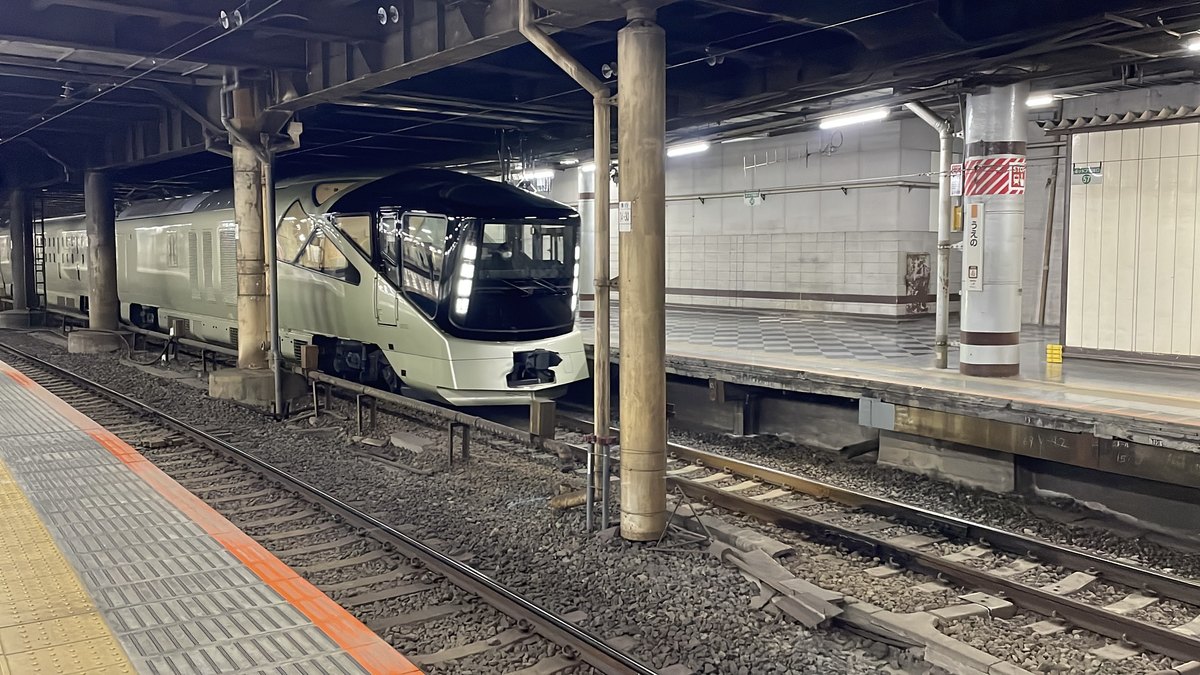 上野駅13番線に停車中のTRAIN SUITE 四季島。シャンパンゴールドの車体と特徴的な窓