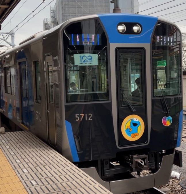 阪神 セサミストリート クッキーモンスター号